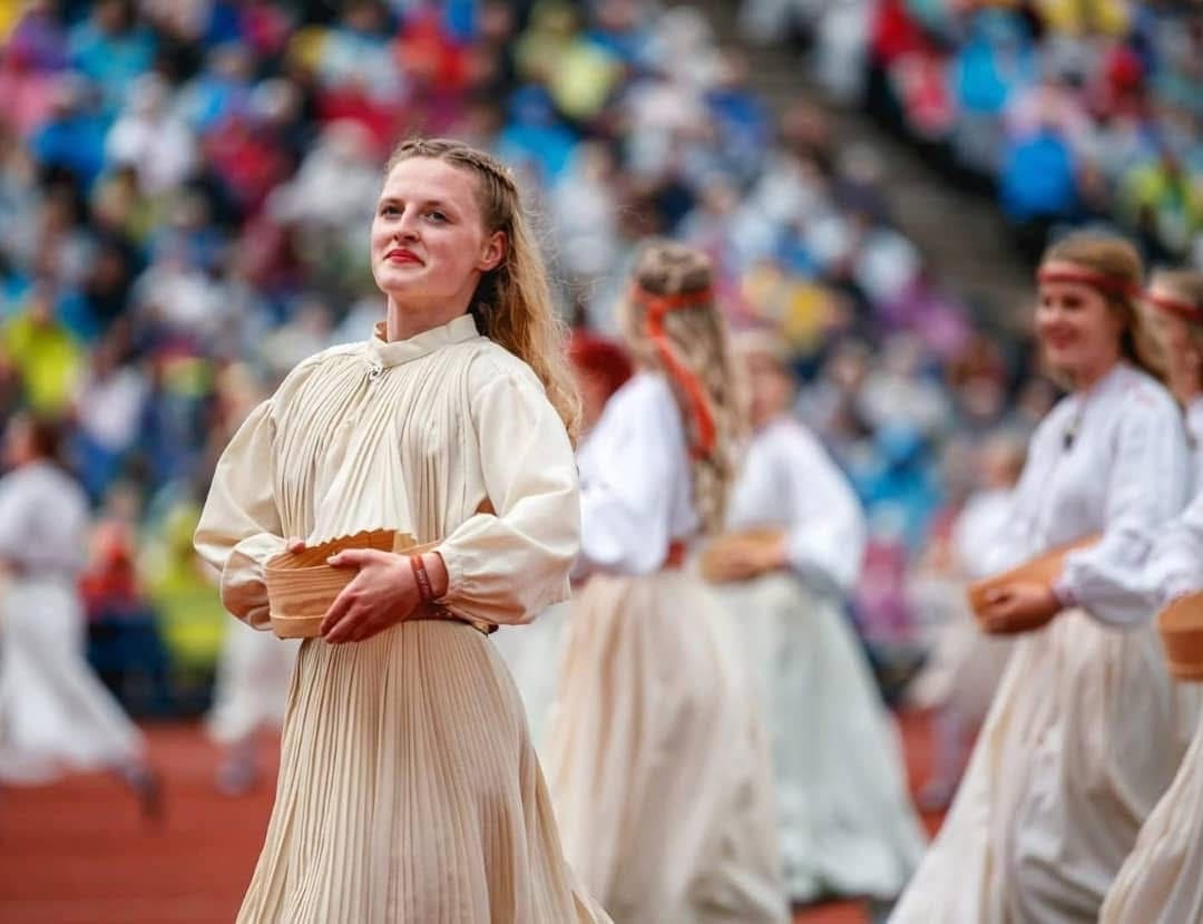 Kaks sammu sissepoole, kaks sammu väljapoole ehk rahvatantsijad Reaalkoolis