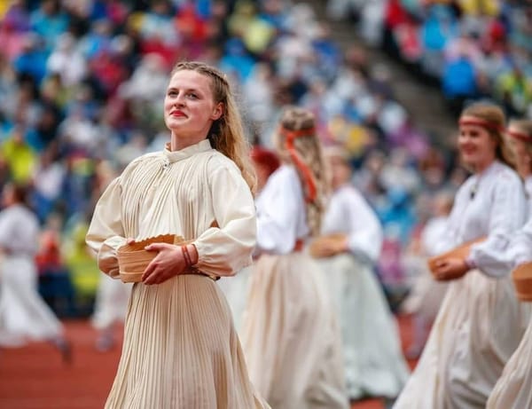 Kaks sammu sissepoole, kaks sammu väljapoole ehk rahvatantsijad Reaalkoolis